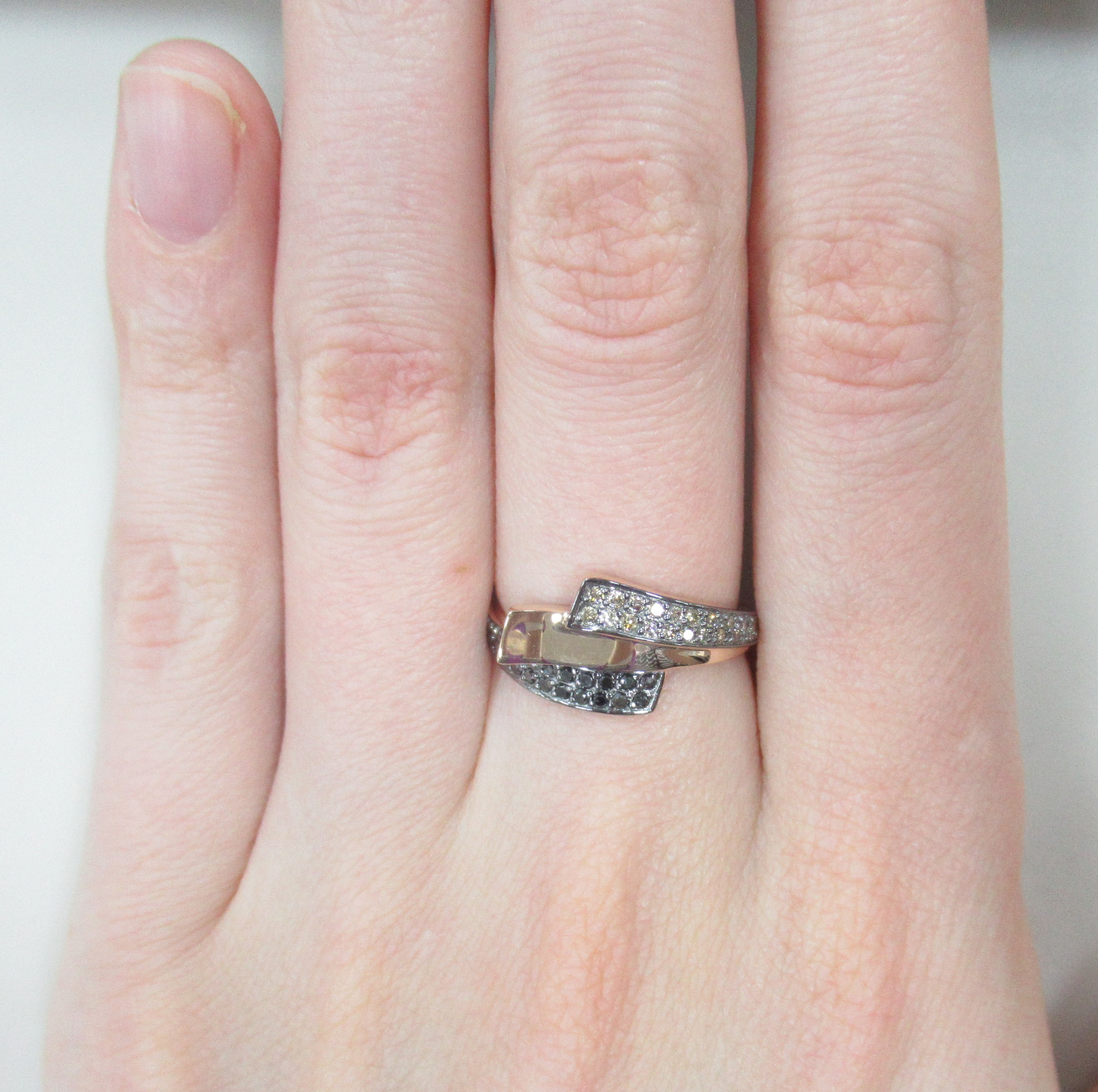 Кольцо из золота с черными и коньячными бриллиантами